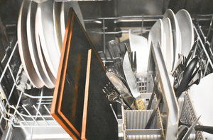 Das Profischneidebrett kann Problemlos nach dem Kocheinsatz in die Spülmaschine bis 65 grad gereinigt werden. Dabei ist sie komplett verzugsfrei. Die Gummipuffer bleiben Problemlos haften.